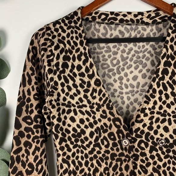 Womens Cheetah Print Cropped Cardigan Sweater - Picture 3 of 5